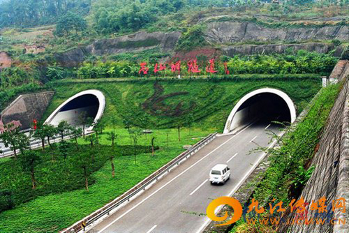 洞新高速公路的介绍答:洞新高速,位于湖南省规划的"五纵七横"高速公路