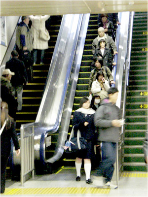 东京地铁自动扶梯上人们都是自觉靠左站立-No