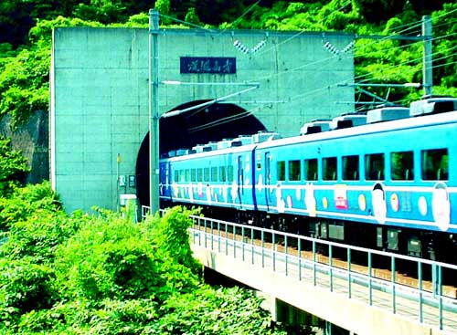 日本本州至北海道青函海底隧道 全长53850m1984年建成