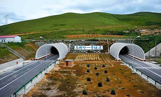 即将通车运行的连霍高速乌鞘岭1号隧道(7月28日摄)