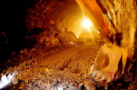 湖北最长隧道谷竹高速大坪山隧道右洞贯通